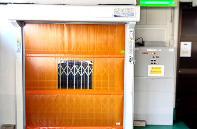 オレンジのカーテンのイメージ画像